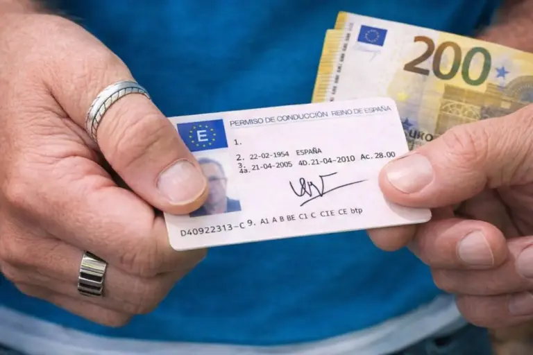Si tienes más de 65 años y acabas de renovar tu carnet de conducir, mucho ojo con este detalle que puede costarte 200 euros