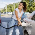 Javier (51), mecánico: «Es mejor echar 30 euros cuando se enciende la reserva que llevar el depósito siempre hasta la boca»