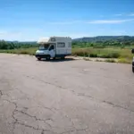 Toledo no es ciudad para campers ni autocaravanas: el área en el que no meterías ni tu coche está a 45 minutos del centro