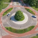 Débora (41), profesora de autoescuela: «En Cataluña estamos desesperados por las rotondas holandesas que nos han colocado»