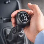 Esteban (42), mecánico: «La duda entre dejar punto muerto o una marcha engranada al aparcar tiene una respuesta clara»