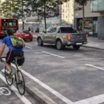 La ley da una respuesta clara a tu pregunta: ¿pueden multar a un ciclista por circular por la carretera cuando existe un carril bici al lado?