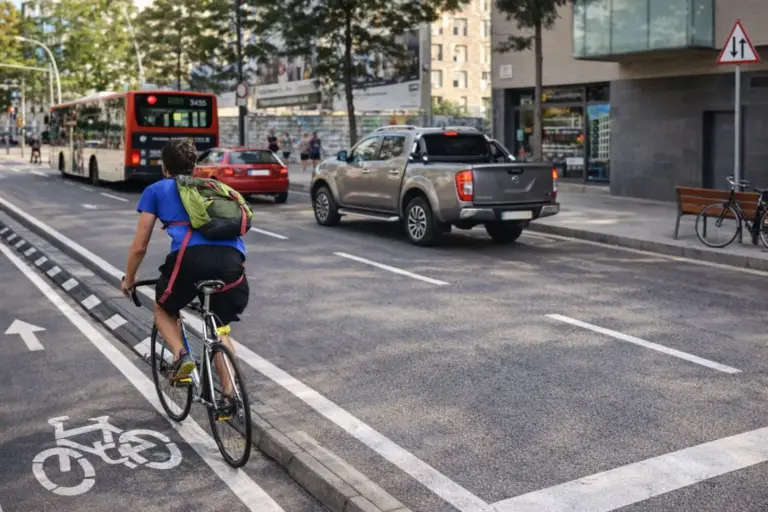 La ley da una respuesta clara a tu pregunta: ¿pueden multar a un ciclista por circular por la carretera cuando existe un carril bici al lado?