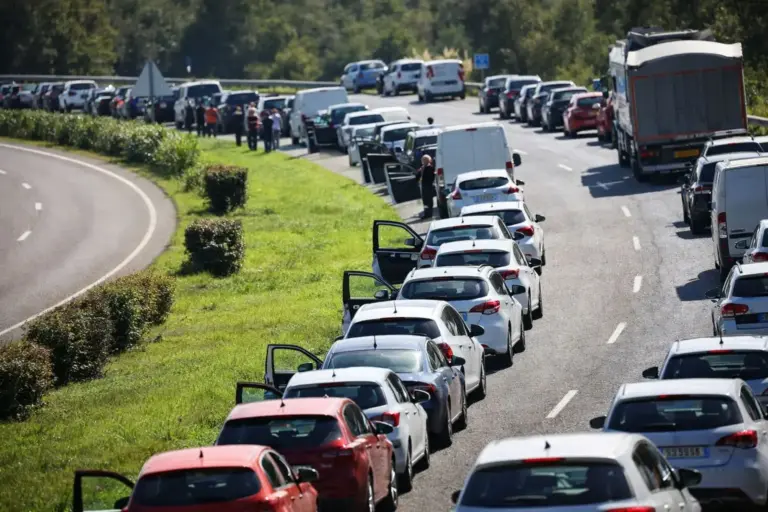 Pasillo de emergencia: casi nadie lo hace bien y puede costarte 300 euros de multa