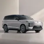 Pantalla coche de 30 pulgadas: lo que aporta el infoentretenimiento gigante del Denza N8 de BYD