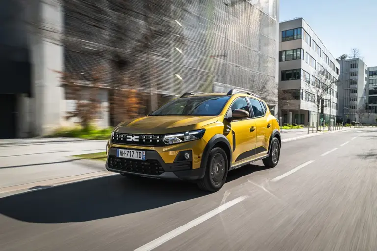 Ventas de coches: Toyota y el Dacia Sandero, a la cabeza como marca y modelo más vendidos un mes más