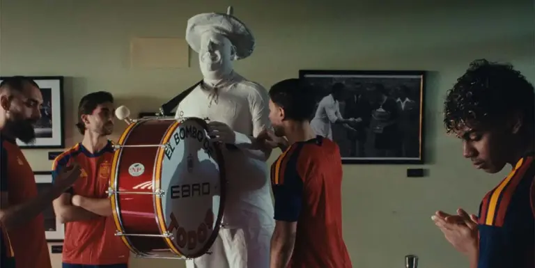 EBRO rinde tributo a Manolo el del Bombo: su estatua recorrerá España antes del Mundial a bordo del s800 PHEV