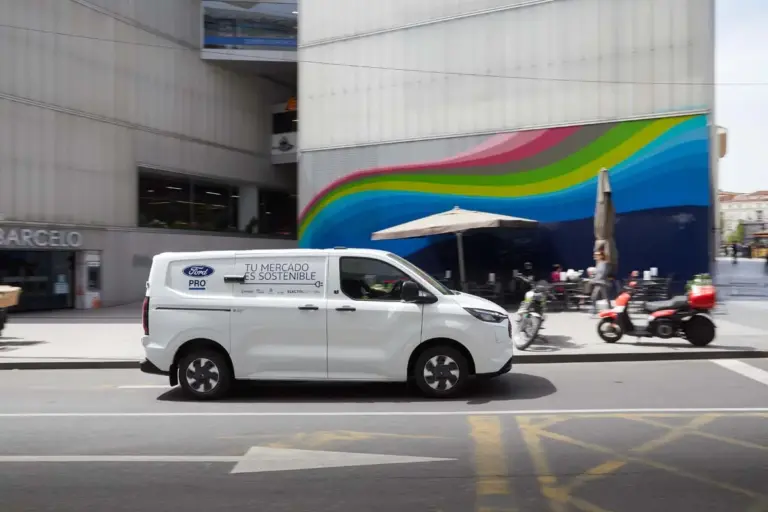 Ford electrifica los mercados tradicionales de Madrid: préstamo gratuito de furgonetas 100% eléctricas para comerciantes