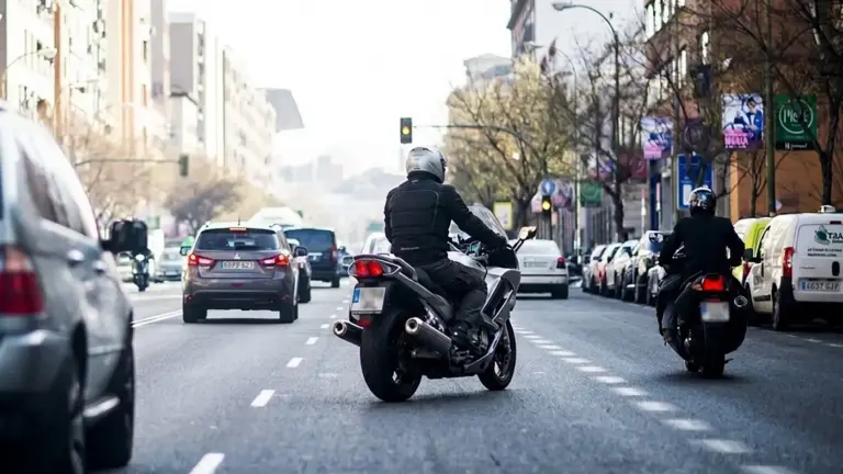 Un estudio de Fundación Mutua Madrileña revela que seis de cada diez siniestros de moto los ocasiona otro vehículo