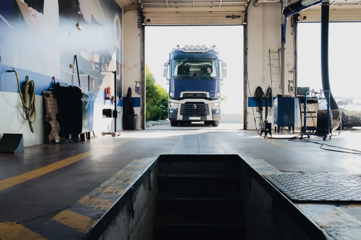 Más de 1,5 millones de camiones y furgonetas circulan sin ITV en España: el transporte profesional, en el punto de mira