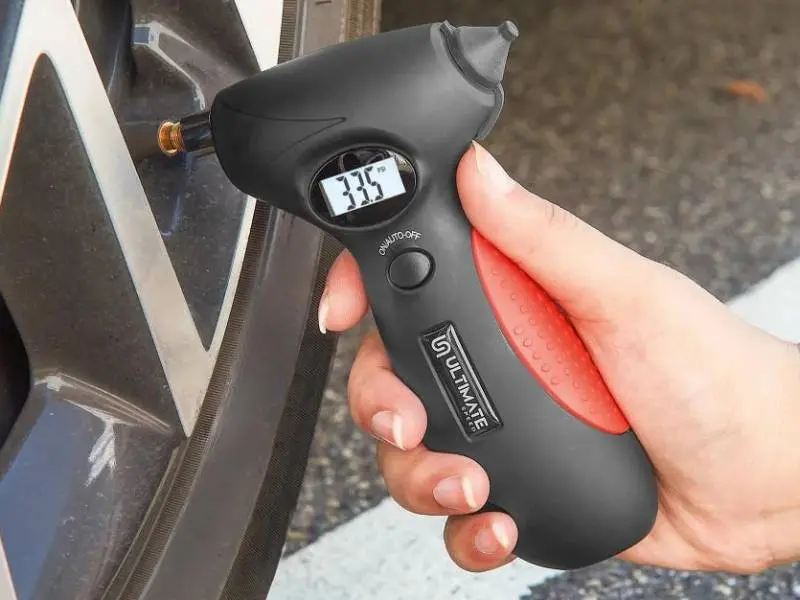 Cuesta menos de 9 euros, está en Lidl y es casi la única herramienta que necesitas llevar en tu coche 2 Motor16 Lidl medidor de presion