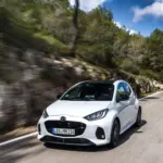 Mazda2 Hybrid, el utilitario japonés renueva colores y amplía el equipamiento