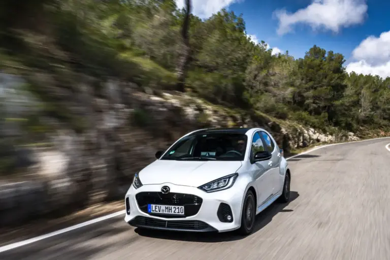 Mazda2 Hybrid, el utilitario japonés renueva colores y amplía el equipamiento