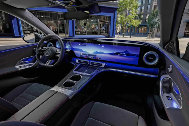 El primer Mercedes-Benz Clase C eléctrico se estrena con una pantalla ‘de cine’