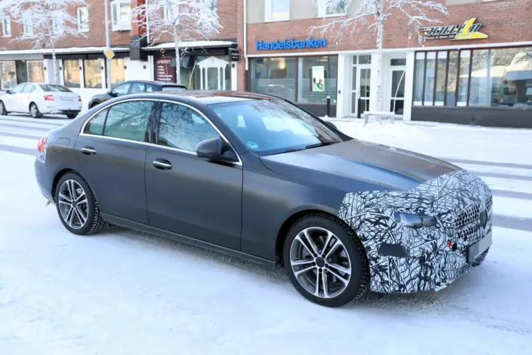 Fotos espía del Mercedes Clase C 2027, la renovación de la mítica berlina