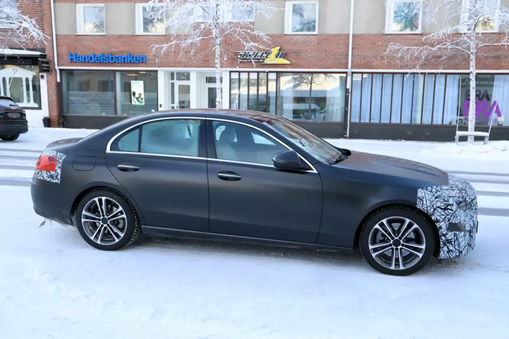 Mercedes Clase C 2027 FL 5 Motor16