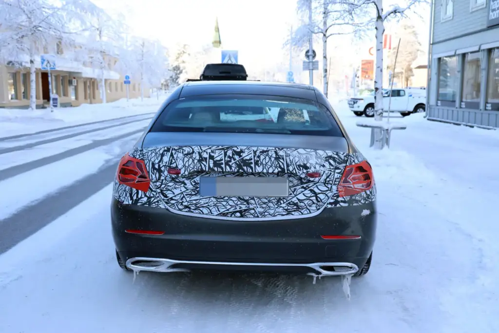 Mercedes Clase C 2027 FL 8 Motor16