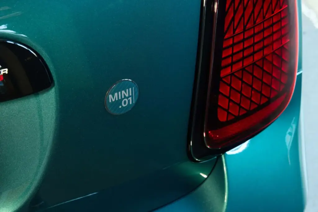 Este Mini John Cooper Works Convertible se llama Mini.01 y es un encargo muy especial