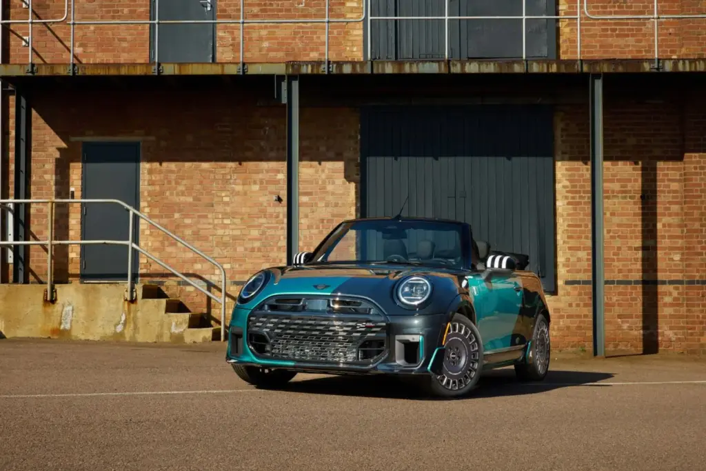 Este Mini John Cooper Works Convertible se llama Mini.01 y es un encargo muy especial