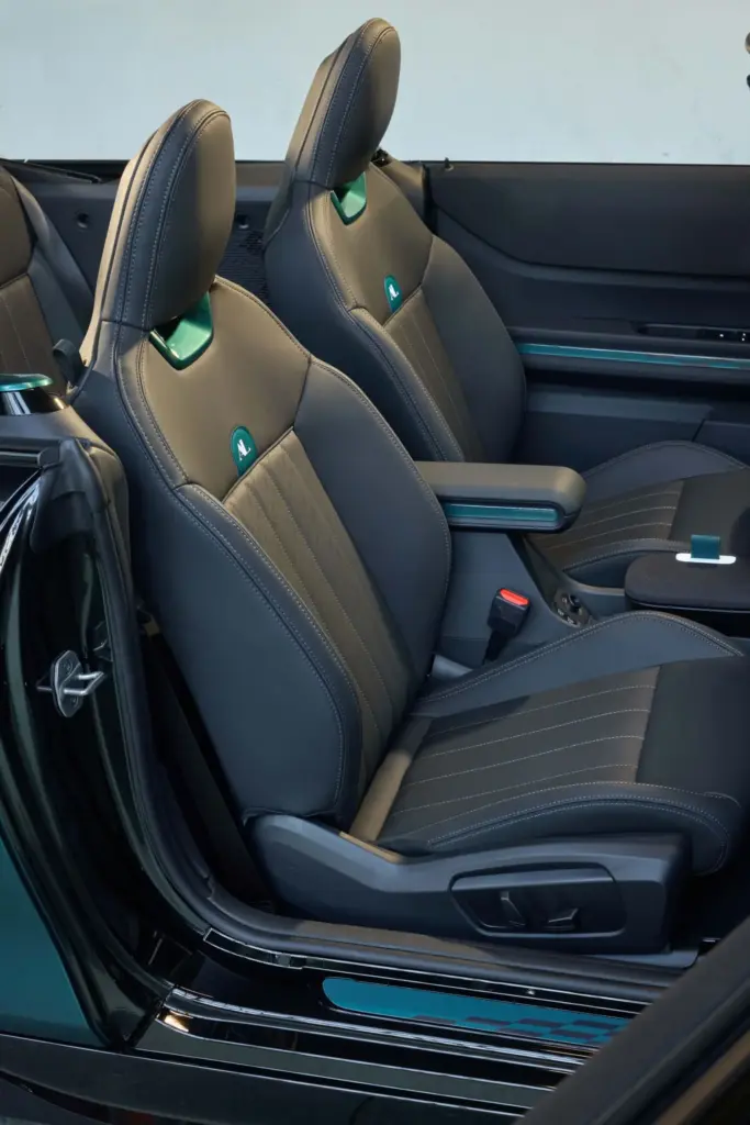 Este Mini John Cooper Works Convertible se llama Mini.01 y es un encargo muy especial