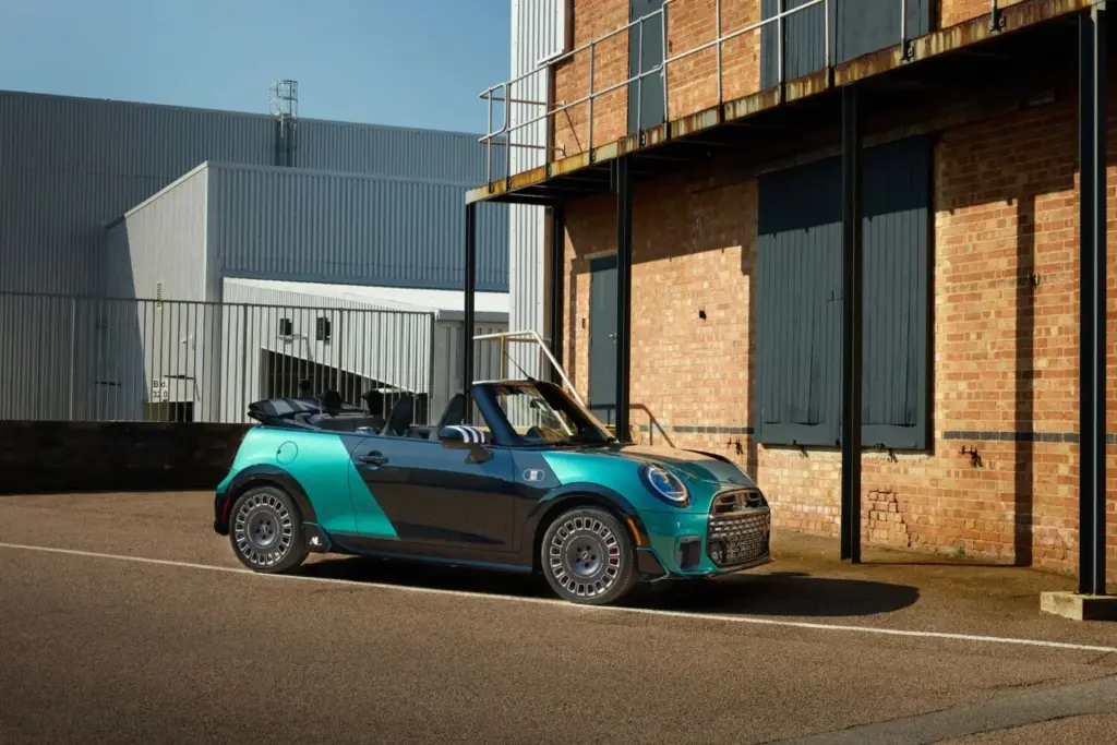 Este Mini John Cooper Works Convertible se llama Mini.01 y es un encargo muy especial
