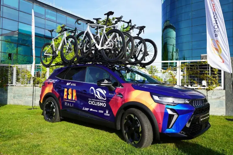 Mitsubishi pedalea junto al ciclismo español: la marca impulsa a la Federación Española con sus modelos híbridos más avanzados