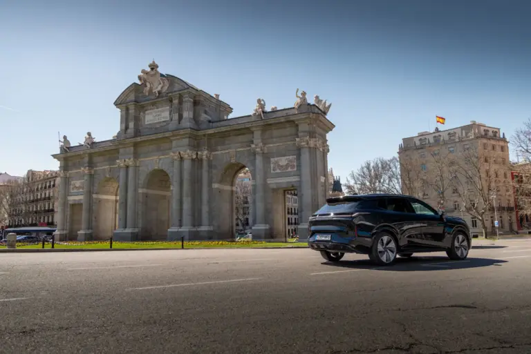 Las multas ZBE Madrid disparan la compra de eléctricos e híbridos y el uso del transporte público