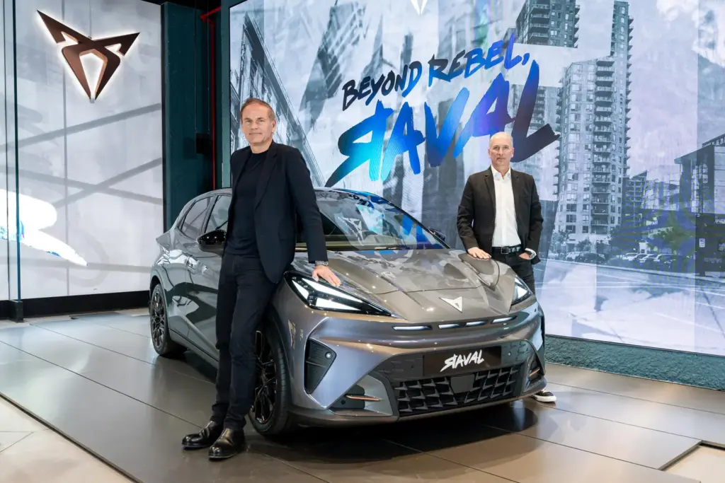 Seat vuelve a estar en el alambre: el Grupo Volkswagen puede decidir su desaparición como marca para concentrarse en Cupra 2 Motor16 OLIVER BLUME CEO DE VOLKSWAGEN Y MARKUS HAUPT PRESIDENTE DE SEAT MESA REDONDA CUPRA RAVAL PORTADA Motor16