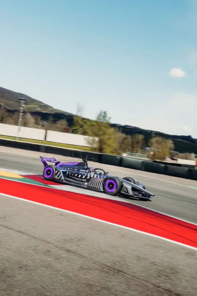 Porsche 975 RSE 22 Motor16