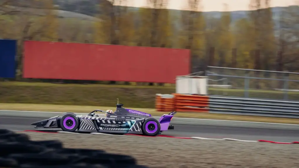 Porsche 975 RSE 23 Motor16