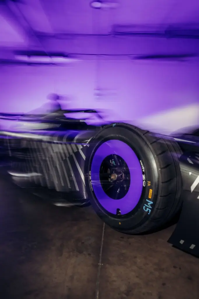 Porsche 975 RSE 8 Motor16