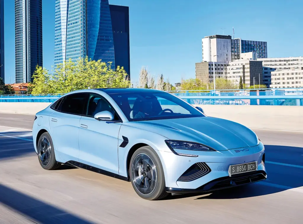 RIVALES MAZDA 6E BYD SEAL Motor16