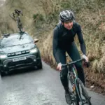 Dacia quiere apuntarse un récord mundial con el apoyo a la ciclista de resistencia Sarah Ruggins