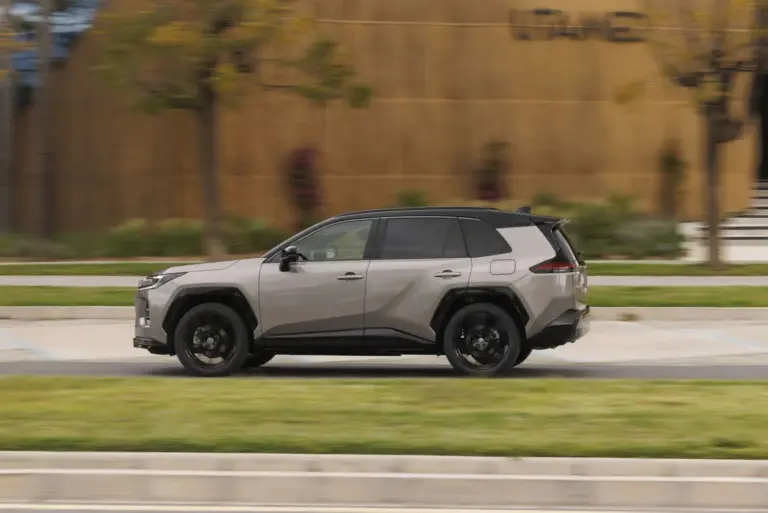 Toyota RAV4 producción recorte: 100.000 unidades menos hasta 2027 por demanda en Oriente Medio