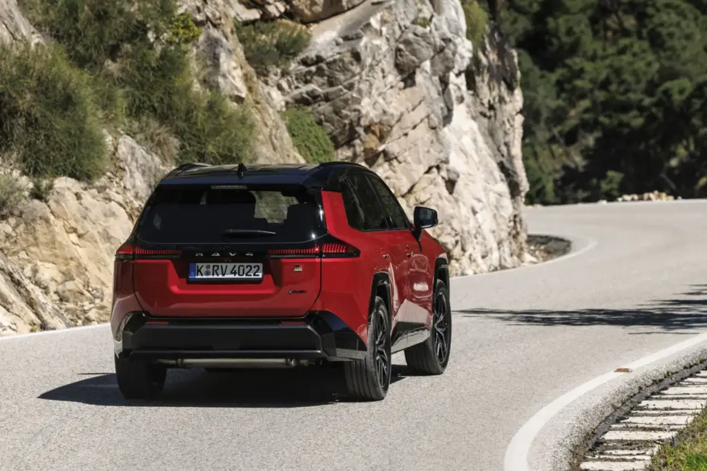 Toyota RAV4 PHEV 2026 8 Motor16