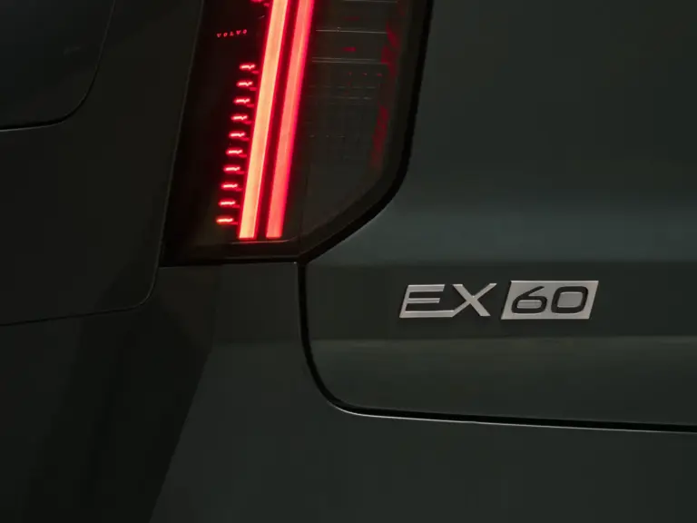 Volvo EX60: hasta 810 km WLTP, arquitectura 800V y carga ultrarrápida de 400 kW
