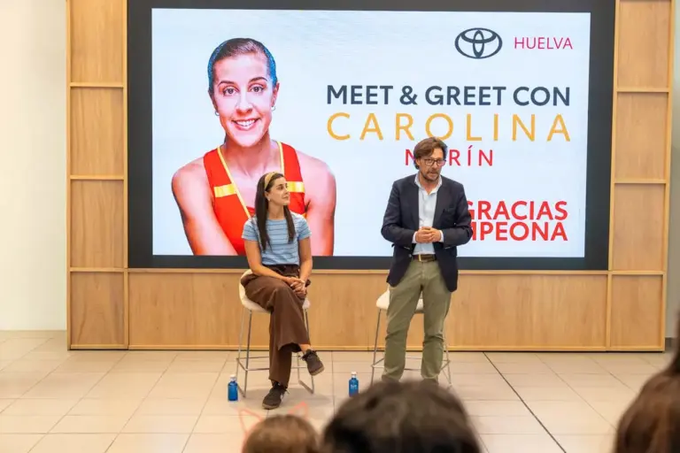 Toyota homenajea a Carolina Marín en Huelva: raquetas firmadas, fans y un adiós a lo grande