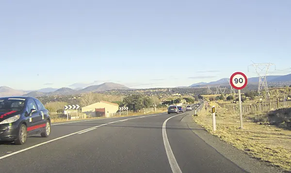 ¿Puedo superar el límite de velocidad para adelantar? El artículo 51 de RGC te lo deja bien claro 2 Motor16 adelantar carretera secundaria DGT