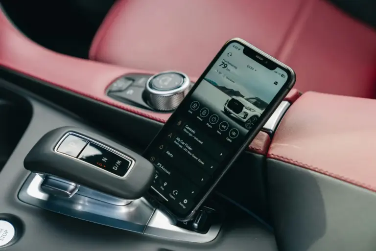 La norma europea que obliga a blindar tu coche conectado
