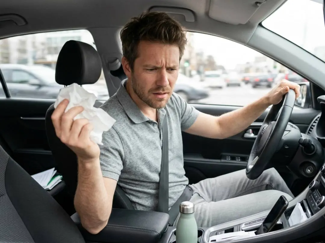 conductor buscando donde tirar la basura