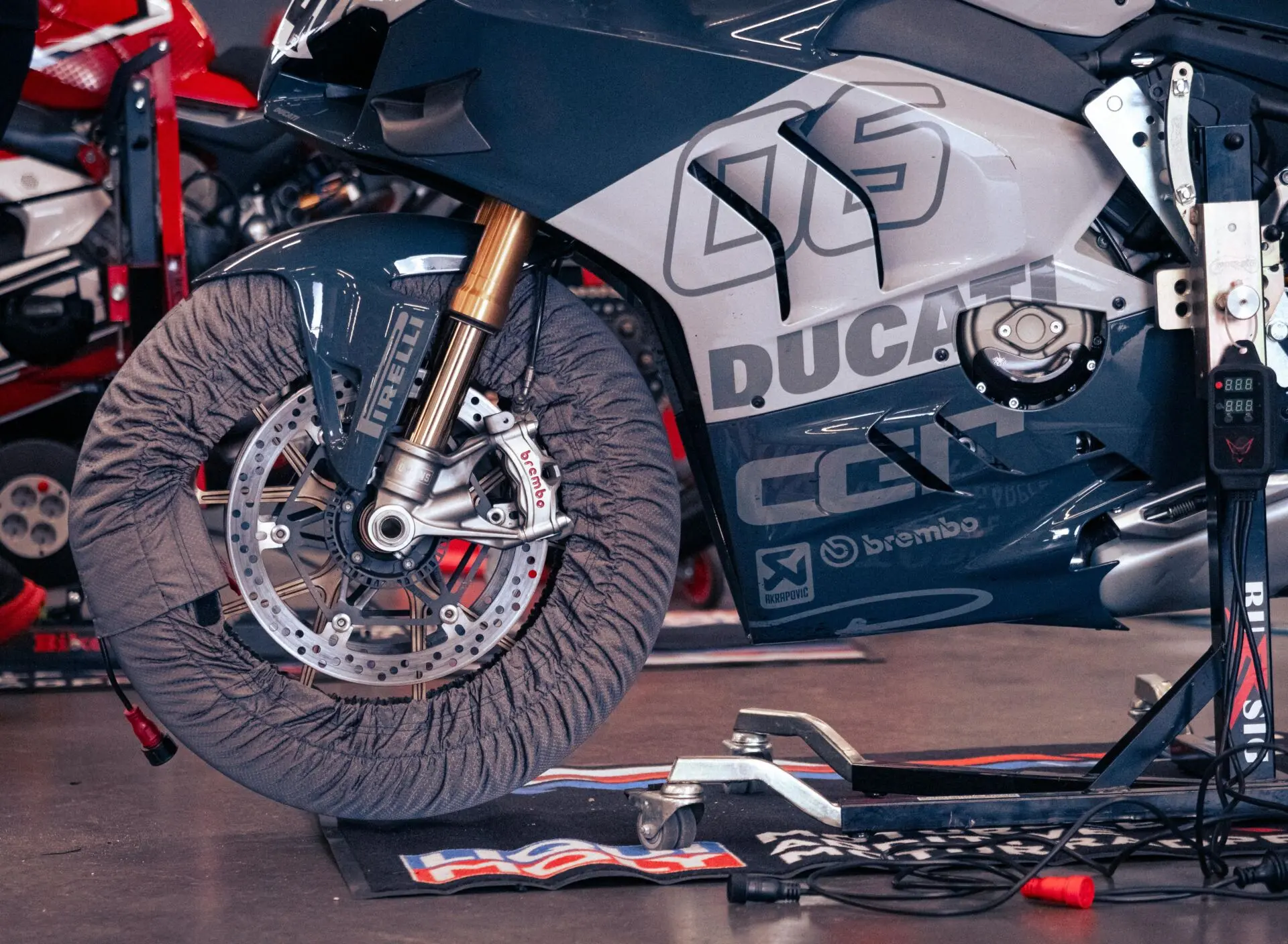 Ducati estrena basculante y carenado en Jerez para frenar a Aprilia