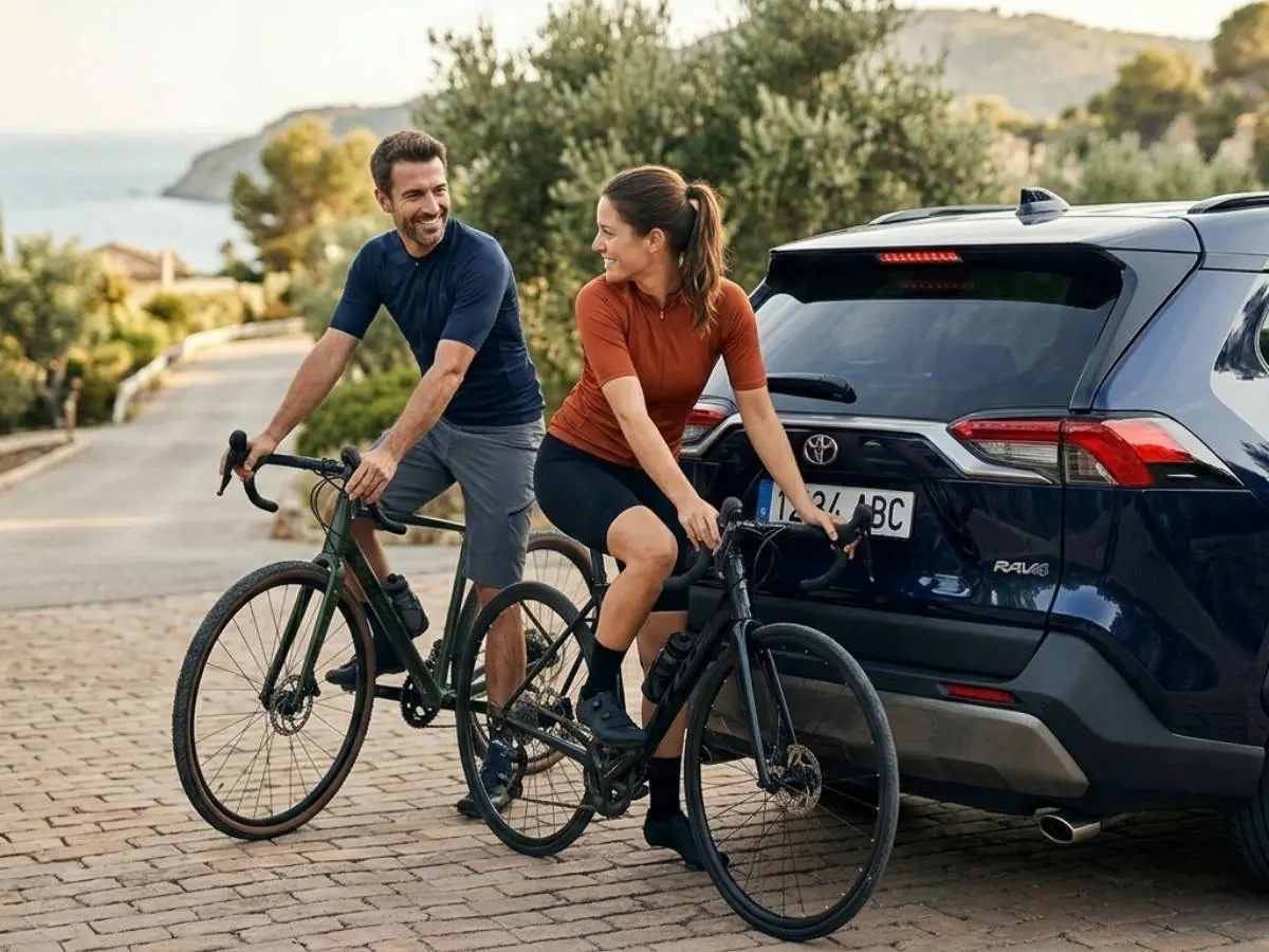 Pareja en bicicleta junto a coche durante escapada
