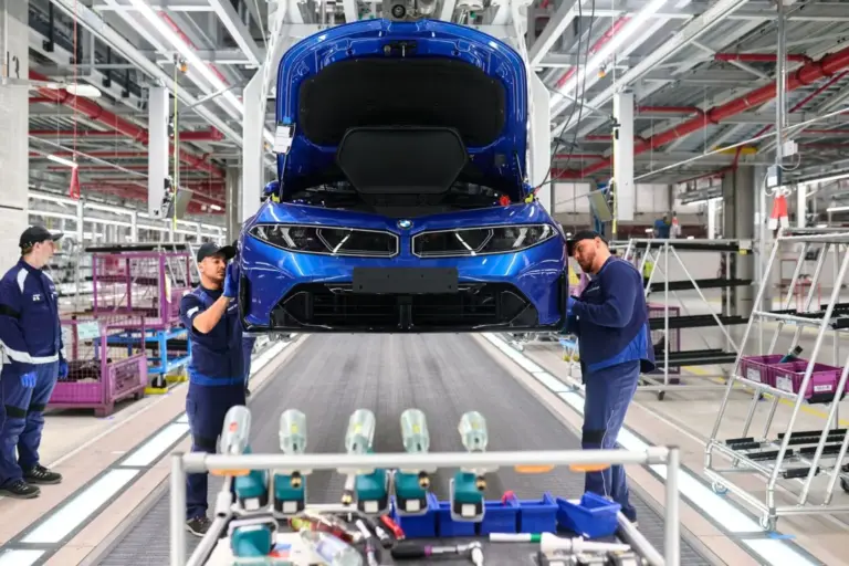 Los 8.000 recortes de empleo de BMW ponen en riesgo la cadena de suministro de furgonetas de Volkswagen y Mercedes-Benz