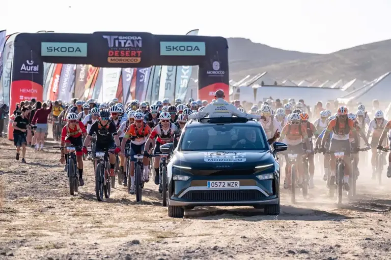 El equipo KH-7, con el respaldo de Škoda, llega a la Titan Desert Morocco con 56 ciclistas y grandes nombres en el pelotón