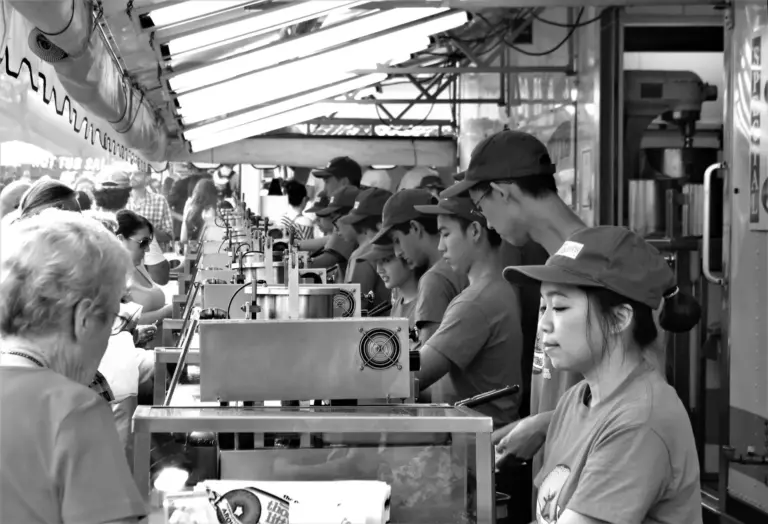 Mary Barra cobra 29,9 millones mientras GM quema miles en eléctricos