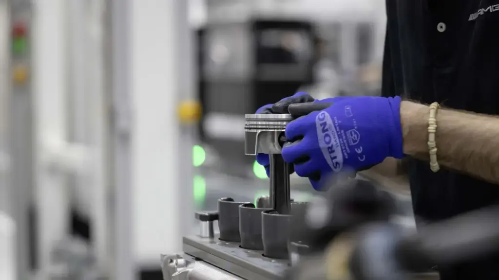 Robots contra artesanos: La gran batalla de las fábricas de coches en los próximos años