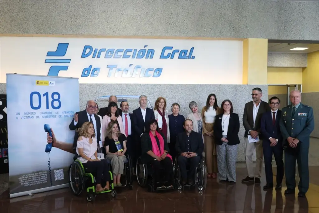 miembros diferentes asociaciones participado presentacion telefono 018 Motor16