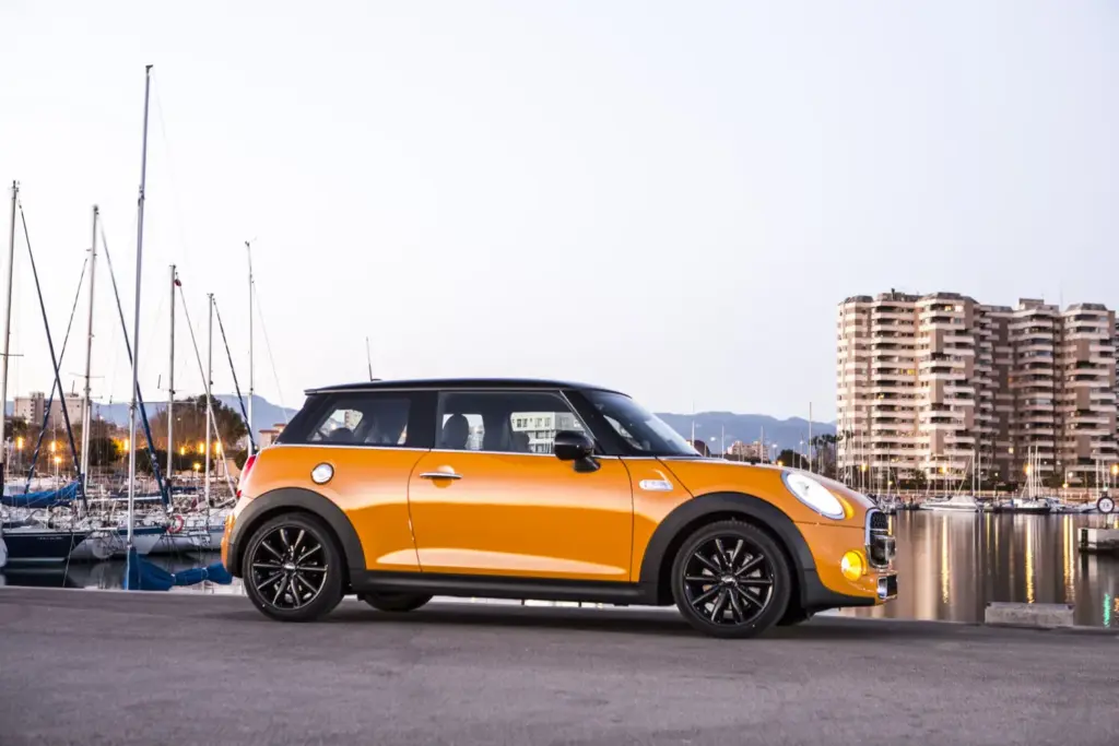 mini moderno 25 anos fabrica 22 Motor16