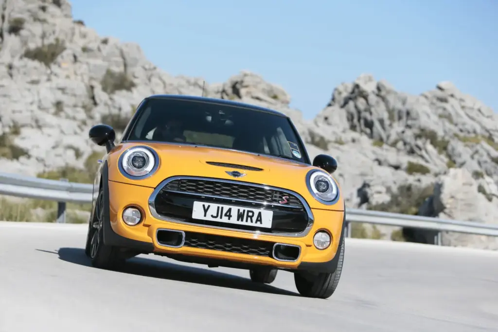 mini moderno 25 anos fabrica 23 Motor16