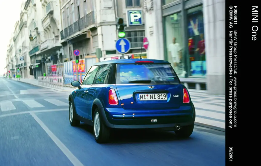 mini moderno 25 anos fabrica 4 Motor16